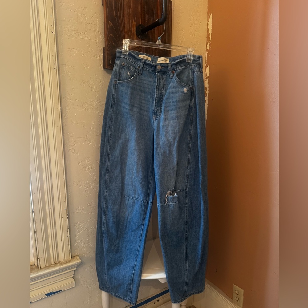 Barrel Leg High Waisted Jeans size 6/28 Universal Threads